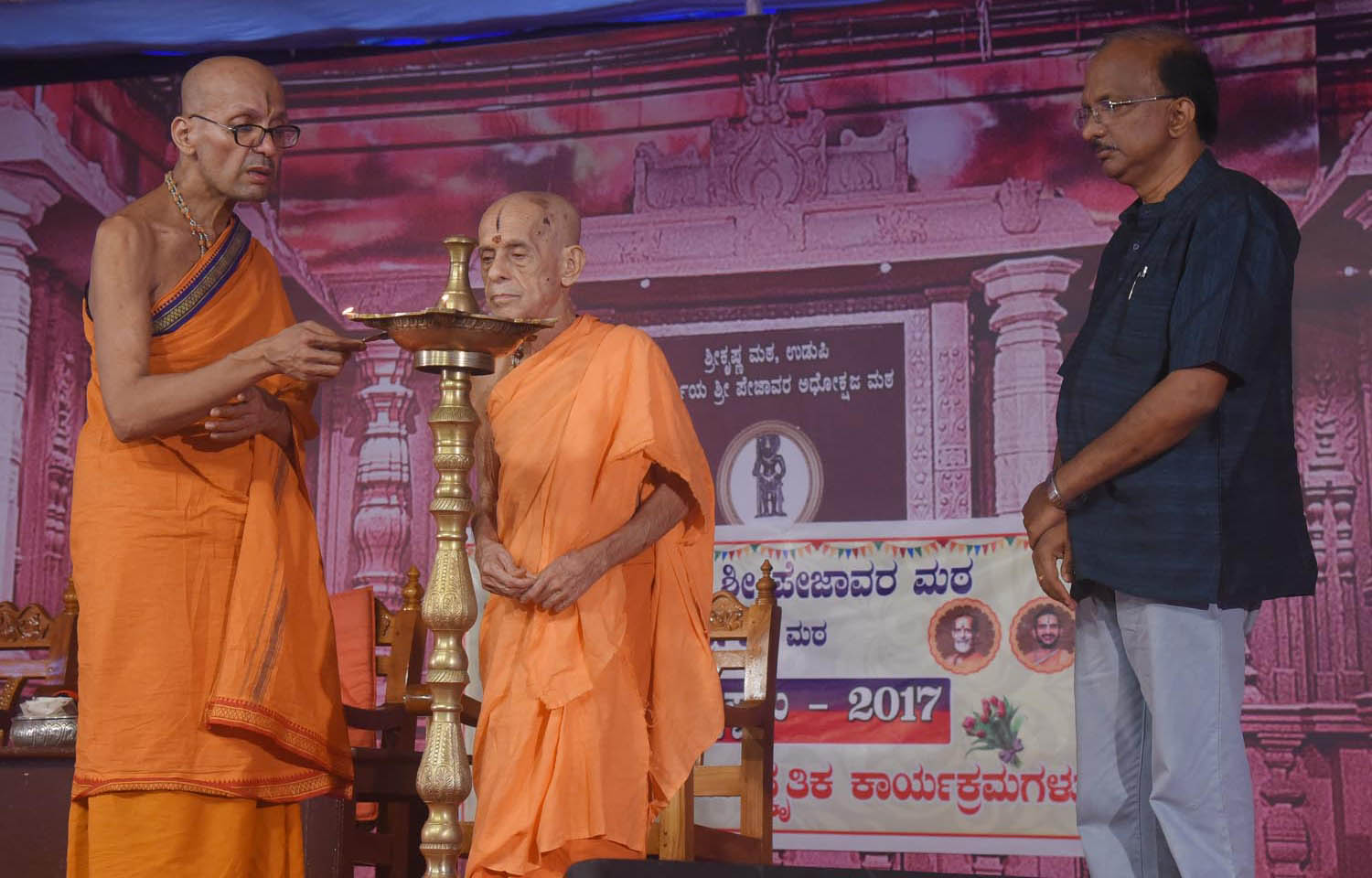 ಮಹಿಮೆಗೆ ಚ್ಯುತಿ ಬಾರದಂತೆ ದೇವರನ್ನು ವರ್ಣಿಸಿ: ಕೃಷ್ಣಾಪುರ ಸ್ವಾಮೀಜಿ